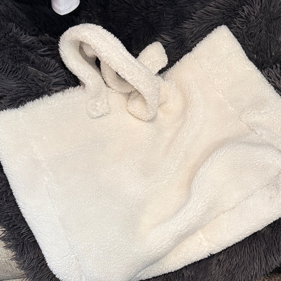 ALO Yoga Ivory Foxy Sherpa Tote - Picture 4 of 6
